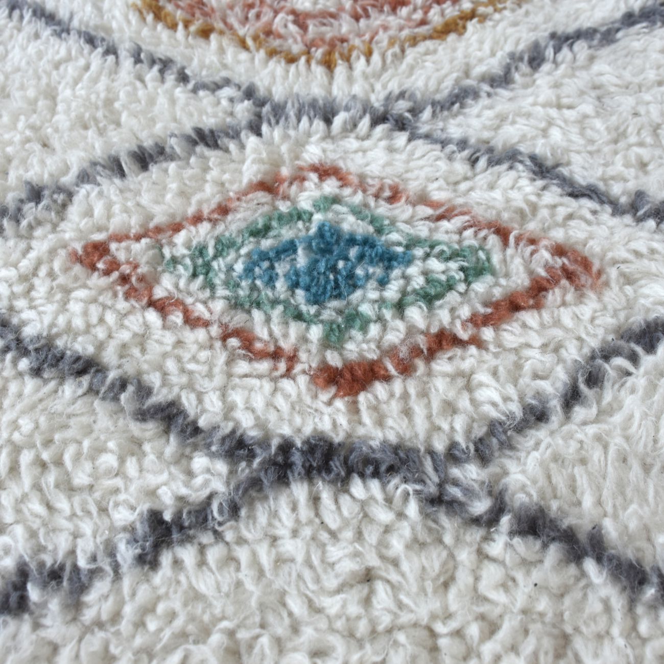 Anrath Table Tufted Ivory & Multi Colour Pattern 160x230cm Wool Rug